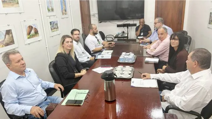 Representantes da AMVA durante reunião com secretários municipais sobre demandas da Vila A, em Foz do Iguaçu. Foto: GDia