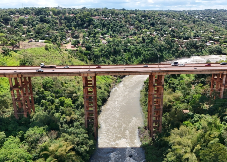 A ponte José Costa Cavalcanti, construída na década de 1970 sobre o rio Acaray, liga o bairro Pablo Rojas, em Ciudad del Este, ao Paraná Country Club de Hernandarias. Foto: IB