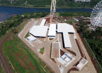 Na construção da Aduana Brasil-Paraguai os serviços já estão 95,37% executados, com conclusão da pavimentação em paver e calçadas do pátio, e acabamentos das coberturas gerais. Estão na fase final os serviços na parte externa dos edifícios, com acabamentos, ajustes pontuais e limpeza geral. Fotos: DER-PR