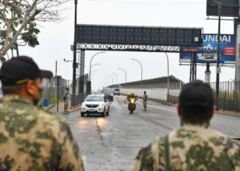 Posto de controle na Ponte da Amizade. Foto de arquivo.