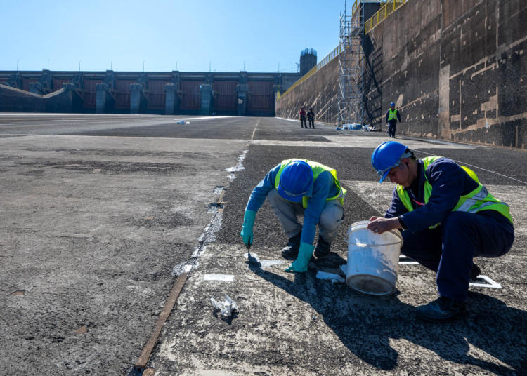 A calha esquerda é a maior, mais usada e mais importante para a usina, por isso foi foco inicial da atividade. Fotos: Rafa Kondlatsch/Itaipu Binacional.