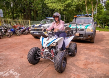 Prefeita interina recebe doação. Foto: divulgação