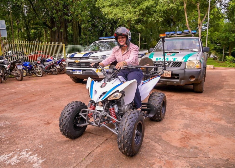 Prefeita interina recebe doação. Foto: divulgação