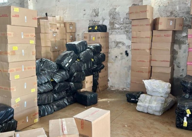 Foto das caixas de tênis falsificados: Receita Federal