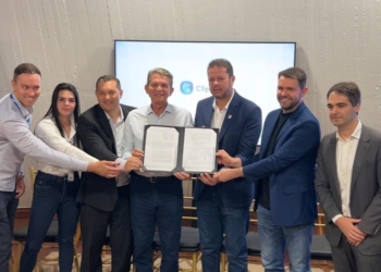 A cerimônia de assinatura, realizada no Espaço Haroldo Alvarenga, contou com a presença do prefeito, General Joaquim Silva e Luna, do vice-prefeito Ricardo Nascimento, do diretor-presidente da Concessionária IP Foz do Iguaçu, Renato Araújo, entre outras autoridades. Foto: divulgação