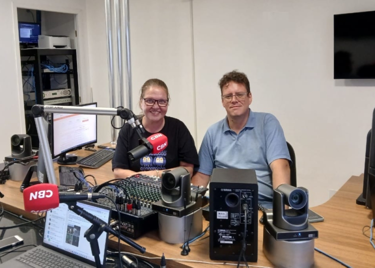 O jornal local da CBN Foz irá ao ar de segunda a sábado, das 10h às 12h, apresentado por profissionais experientes do jornalismo iguaçuense: Cris Loose e Guilherme Wojciechowski. Foto: divulgação