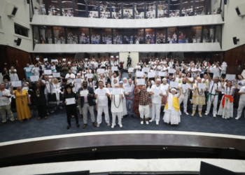 Solenidade ocorreu no Plenário da Casa, na noite desta quarta-feira (12).
Foto: Valdir Amaral/Alep