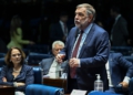 Flávio Arns pediu em Plenário votação de projeto dele para sustar decreto do governo, que ele considera "retrocesso"
Carlos Moura/Agência Senado