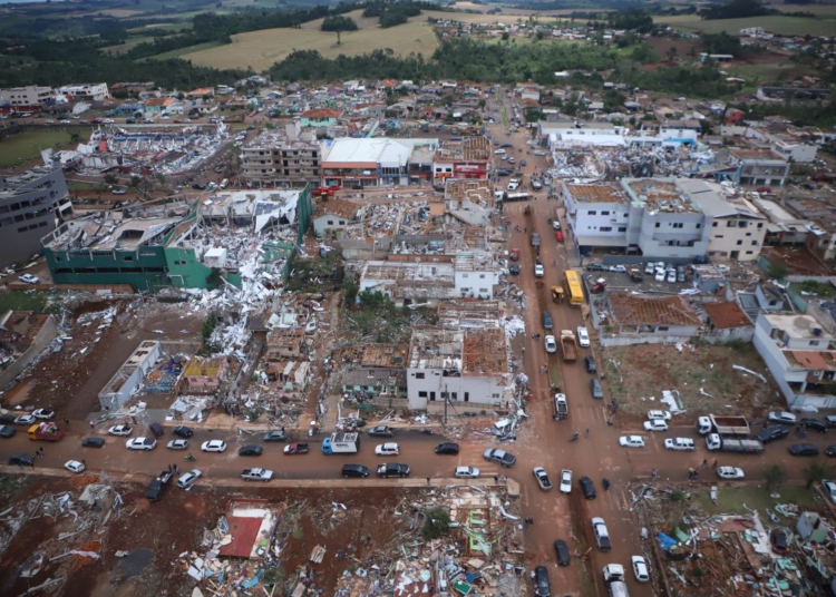 Por volta das 18h, uma tempestade supercelular atingiu Rio Bonito do Iguaçu, provocando danos significativos na área urbana. Foto: Ari Dias/AEN