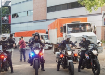 Escolta policial acompanha o envio do material eleitoral a Ciudad del Este. Foto: divulgação