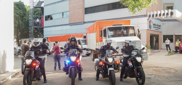 Escolta policial acompanha o envio do material eleitoral a Ciudad del Este. Foto: divulgação