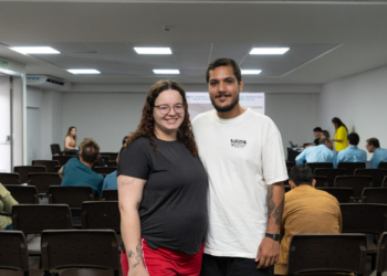 Casal que aguarda a chegada da 1ª filha celebra a aquisição de casa na Vila A. Foto: Sara Cheida.