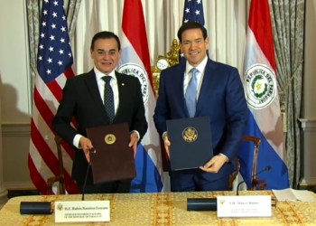 O Ministro das Relações Exteriores, Ruben Ramirez, e o Secretário de Estado, Marco Rubio, com o Acordo sobre o Estatuto das Forças (SOFA). Captura de vídeo.