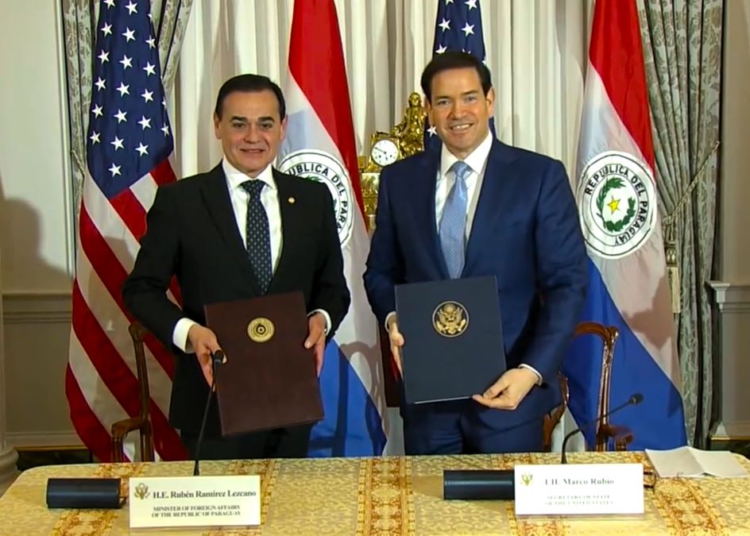 O Ministro das Relações Exteriores, Ruben Ramirez, e o Secretário de Estado, Marco Rubio, com o Acordo sobre o Estatuto das Forças (SOFA). Captura de vídeo.