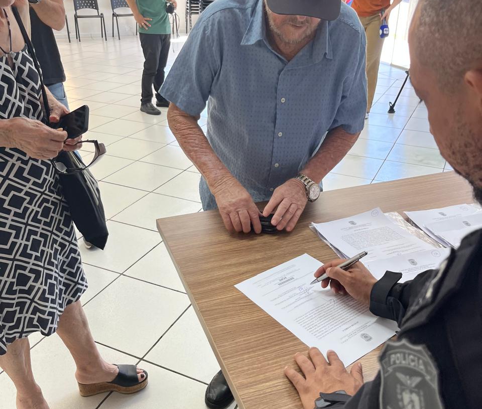 Entrega de celulares recuperados. Foto: divulgação