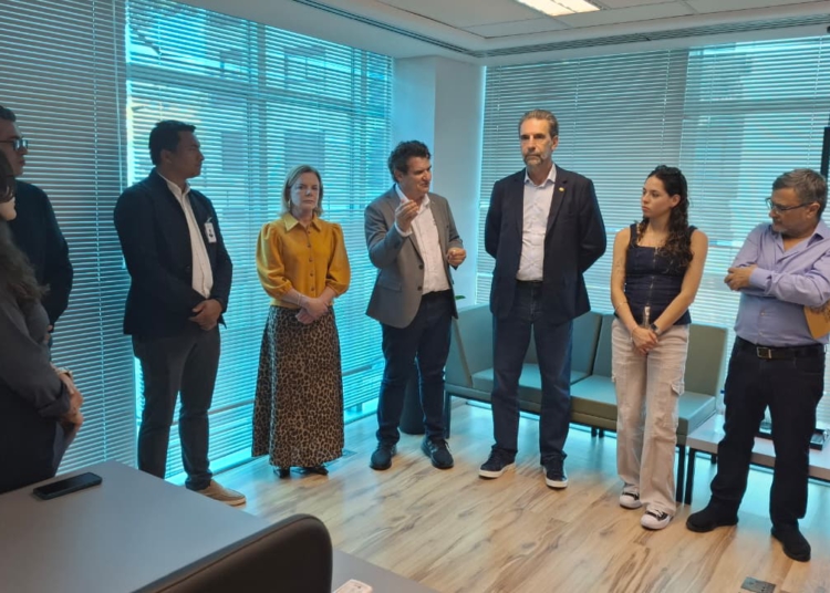 No centro da foto, ministra Gleisi Hoffmann, o superintendente do Parquetec, Irineu Colombo, e do diretor-geral brasileiro da IB, Enio Verri, na solenidade de inauguração. Foto: IB/divulgação