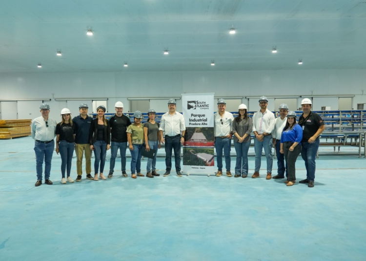 O ministro da Indústria e Comércio, Javier Giménez, visitou a quarta-feira (03) o Parque Industrial Pradera Alta, em Hohenau, onde a fábrica será construída. Foto: divulgação/MIC