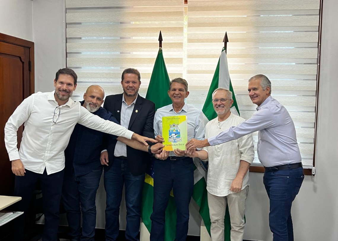 A entrega oficial ocorreu no gabinete do prefeito, General Silva e Luna, na presença do secretário executivo do gabinete, General Eduardo Garrido, do secretário de meio ambiente, Idelson Chaves, e dos vereadores Dr. Ranieri Marchioro e Soldado Fruet. Foto: divulgação