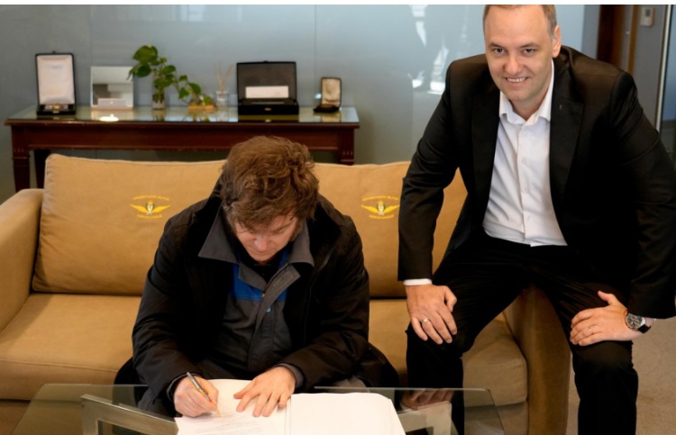 Milei assina o projeto de Modernização do Trabalho. Foto: divulgação