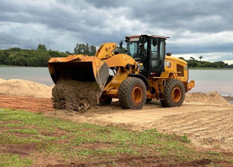 Reposição de areia no local. Foto: PMFI