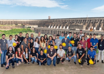 Grupo de estagiários no Mirante Central da usina. Foto: Rubens Fraulini/Itaipu Binacional