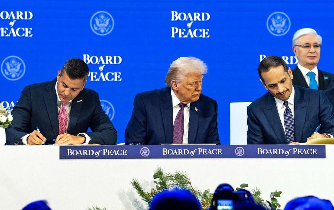 O presidente do Paraguai, Santiago Peña, assinou nesta quinta-feira, 22 de janeiro, a carta de fundação do "Conselho para a Paz", em um ato histórico realizado em Davos, na Suíça, que foi presidido pelo presidente dos Estados Unidos, Donald Trump. Foto: divulgação/Agência IP