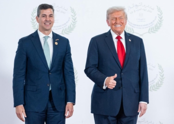 Os presidentes Santiago Peña e Donald Trump durante a Cúpula de Paz do Oriente Médio em Sharm el Sheikh. Foto: Presidência.