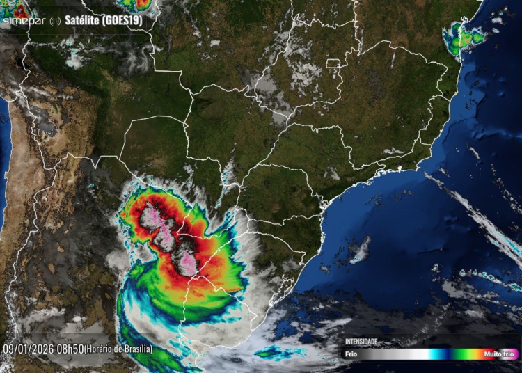 Foto de satélite divulgada nesta sexta-feira, 09 de janeiro, mostra ciclone extratropical atua na altura do Uruguai e Rio Grande do Sul se aproxima no Paraná.