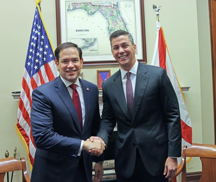 Reunião entre o senador Marco Rubio e o presidente Santiago Peña no gabinete do congressista no Capitólio. Foto de arquivo: Agência IP