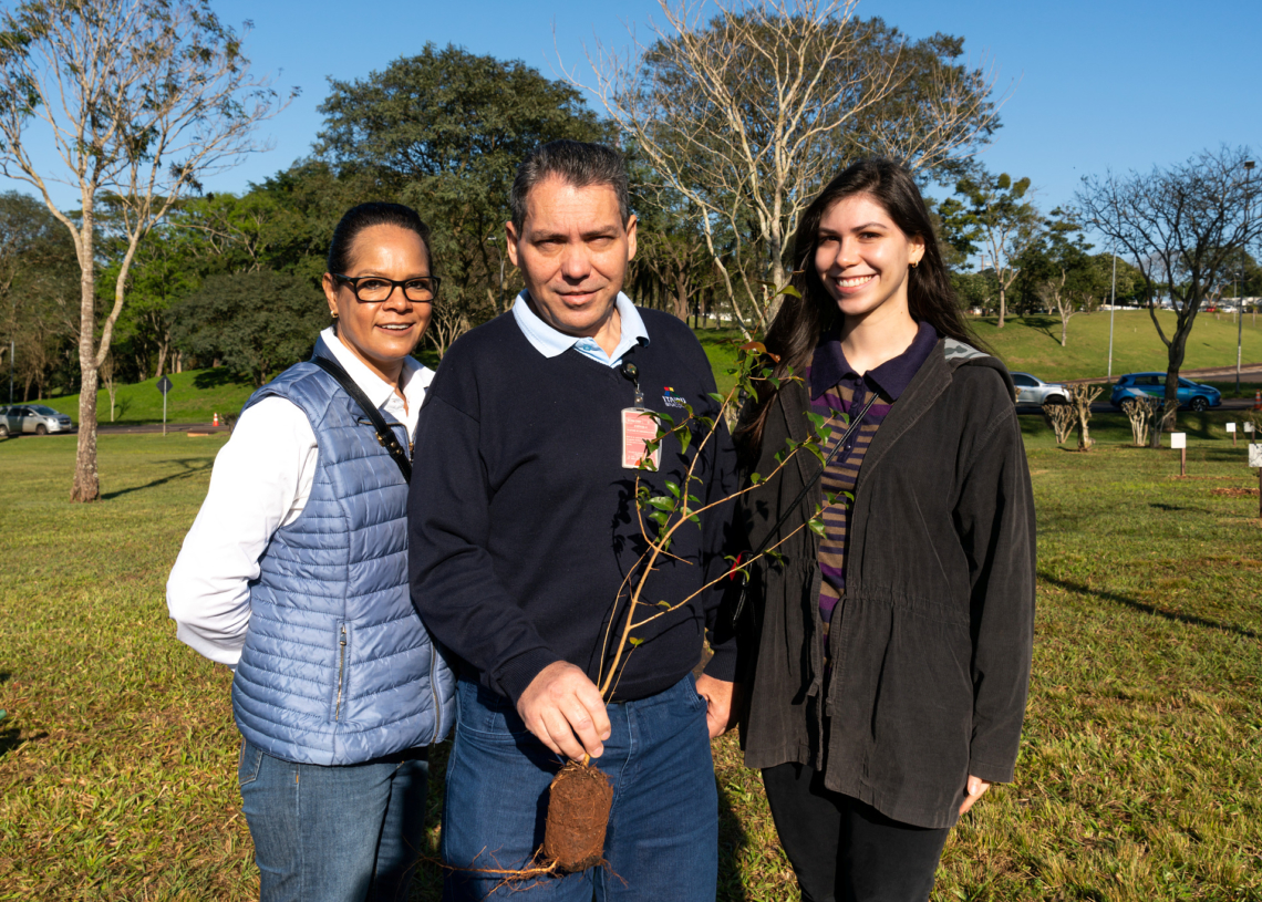 Em 2022, Cléber plantou uma árvore para marcar 15 anos de empresa. Foto: Sara Cheida/Itaipu Binacional