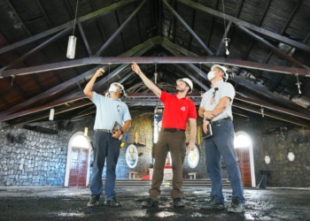 Técnicos da Itaipu vistoriam a catedral incendiada. Foto: IB/Paraguai