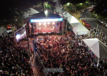 Na Av Jk o FozFolia 2026 atraiu cerca de 55 mil foliões, sendo considerado um Carnaval histórico no município. Foto: divulgação