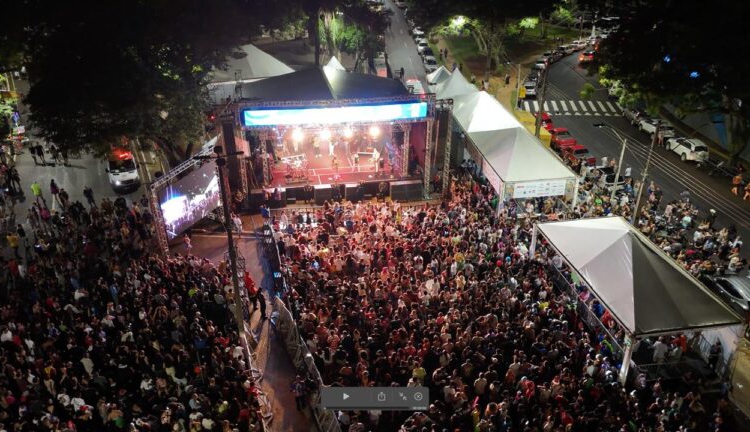 Na Av Jk o FozFolia 2026 atraiu cerca de 55 mil foliões, sendo considerado um Carnaval histórico no município. Foto: divulgação