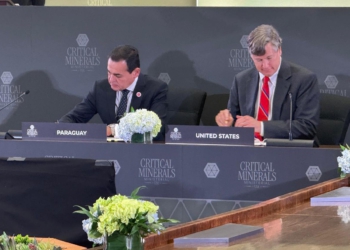 Foto da assinatura do acordo: divulgação