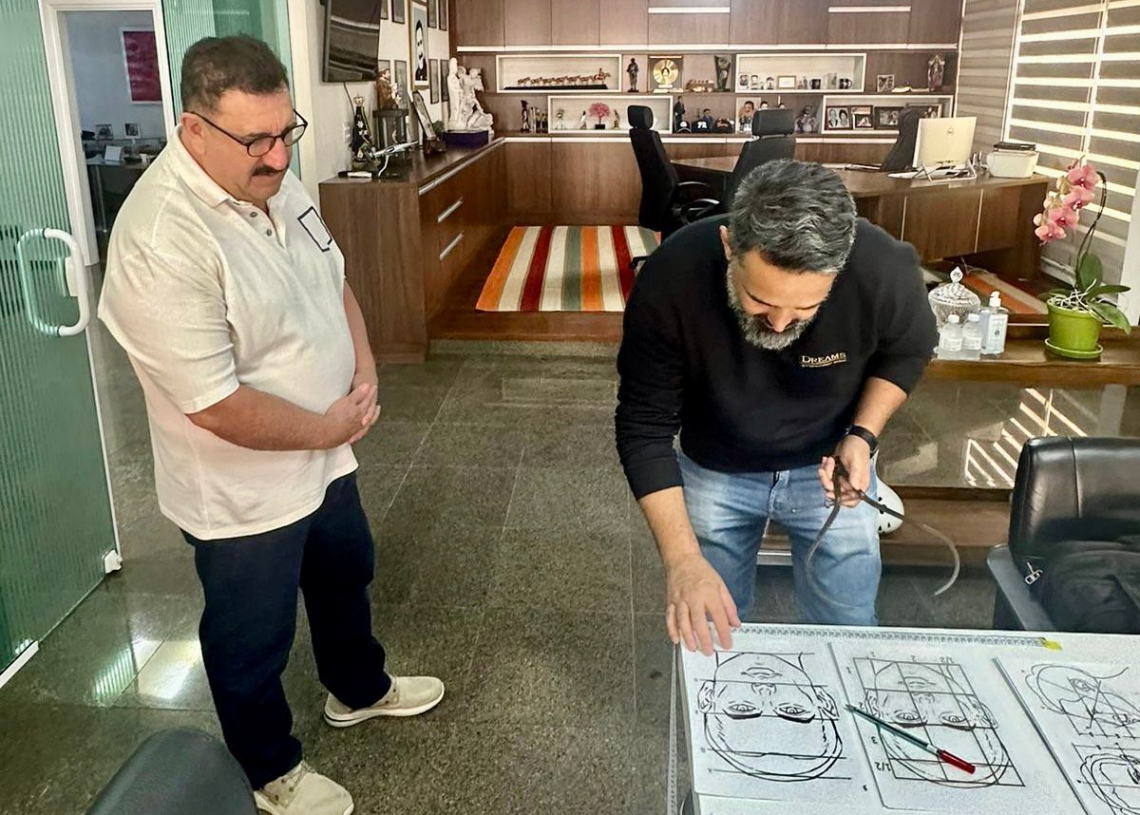 Para garantir fidelidade aos detalhes físicos do apresentador, a equipe de artesãos do Grupo Dreams esteve no escritório de Ratinho, em São Paulo. Foto: divulgação