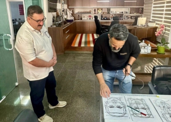 Para garantir fidelidade aos detalhes físicos do apresentador, a equipe de artesãos do Grupo Dreams esteve no escritório de Ratinho, em São Paulo. Foto: divulgação