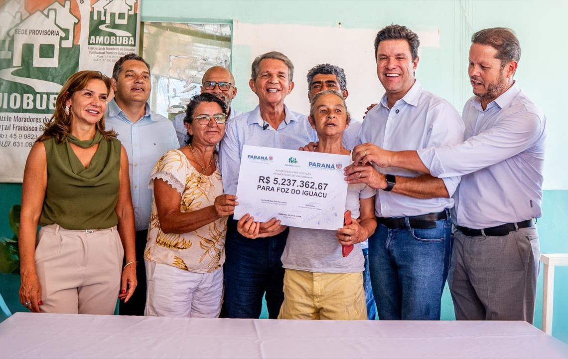 A assinatura do convênio aconteceu durante visita do secretário à Associação de Moradores do Conjunto Bubas, na região do Porto Meira. Foto: PMFI