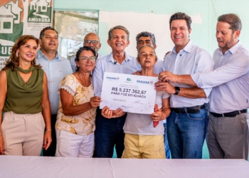 A assinatura do convênio aconteceu durante visita do secretário à Associação de Moradores do Conjunto Bubas, na região do Porto Meira. Foto: PMFI