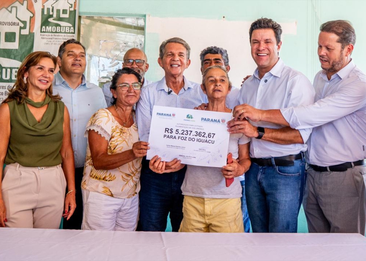 A assinatura do convênio aconteceu durante visita do secretário à Associação de Moradores do Conjunto Bubas, na região do Porto Meira. Foto: PMFI