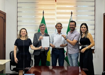 Assinatura do convênio foi na manhã desta segunda-feira (30), no gabinete do prefeito. Foto: divulgação