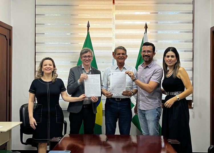 Assinatura do convênio foi na manhã desta segunda-feira (30), no gabinete do prefeito. Foto: divulgação