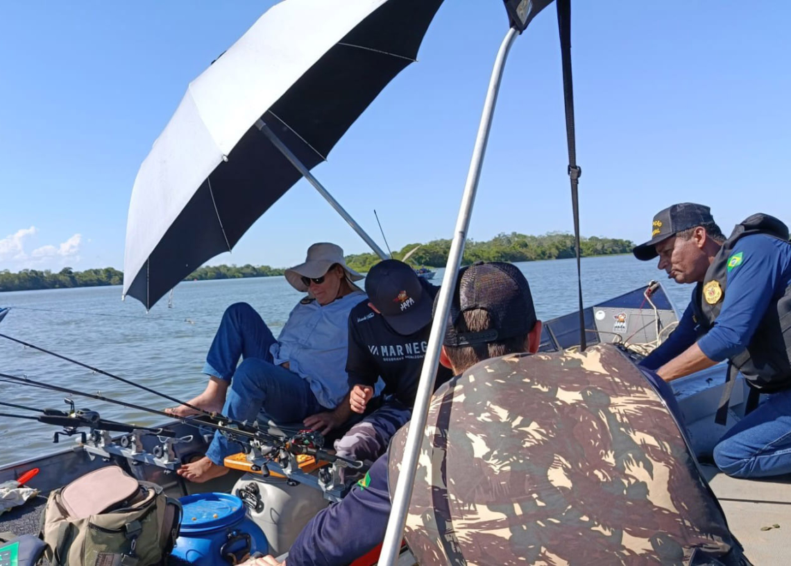 Embarcação abordada na  primeira ação de fiscalização após a Piracema
Foto: IAT