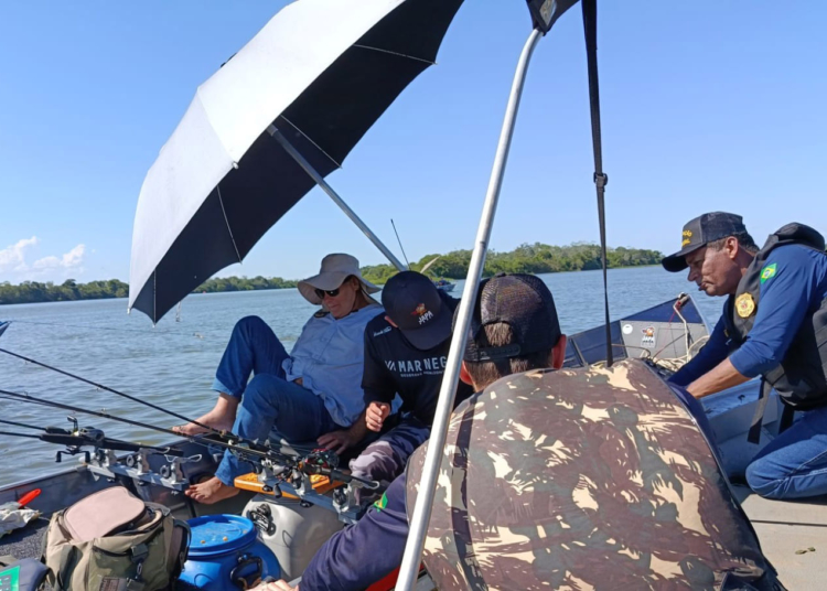 Embarcação abordada na  primeira ação de fiscalização após a Piracema
Foto: IAT