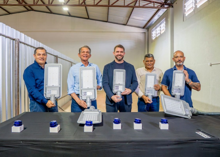 O prefeito de Foz do Iguaçu, General Silva e Luna, o vice-prefeito Ricardinho Nascimento, secretários, diretores e representantes da concessionária. Foto: divulgação