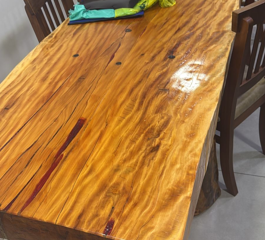 Mesa de peroba construída com madeira retirada ilegalmente do Parque Nacional do Iguaçu. Foto: divulgação