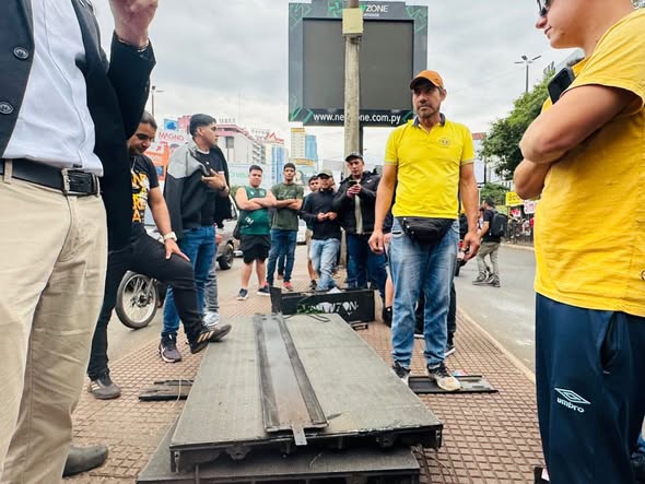 Funcionários da Prefeitura de Ciudad del Este retiraram os cartazes. Foto: divulgação