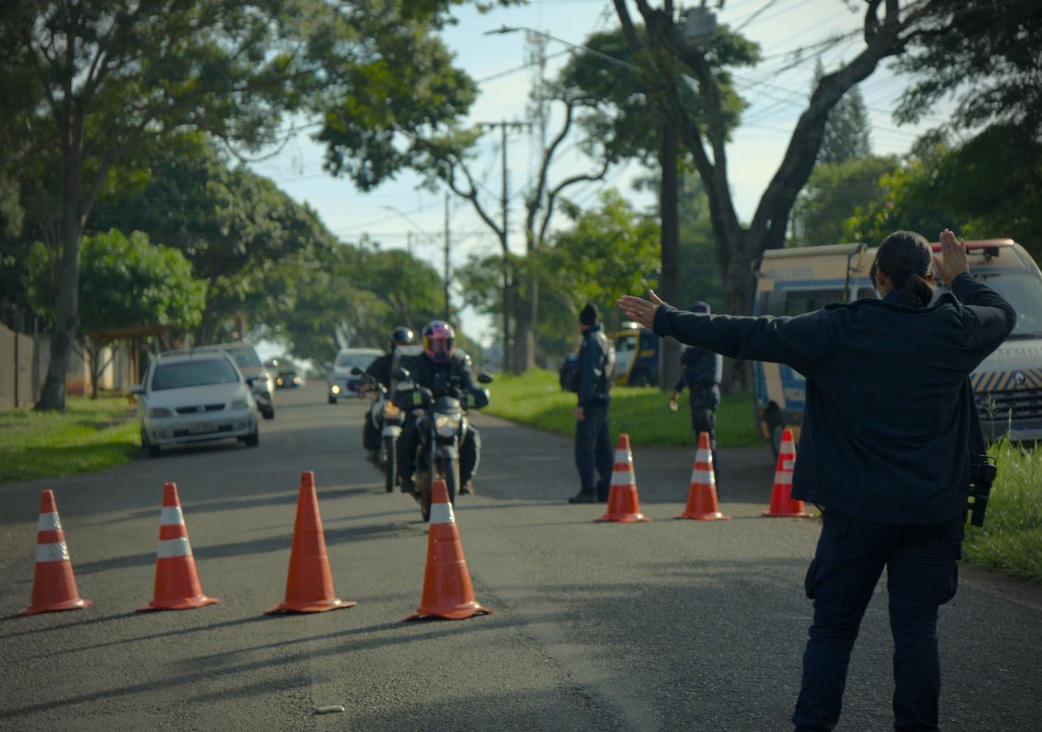 Na foto divulgada, na blitz foram abordadas motociclistas que passaram pela Avenida Javier Koelbel.