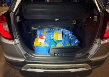 Em outra abordagem, equipes encontraram celulares e outros equipamentos eletrônicos dentro de uma mala no porta-malas de um veículo com placas paraguaias. Foto: divulgação