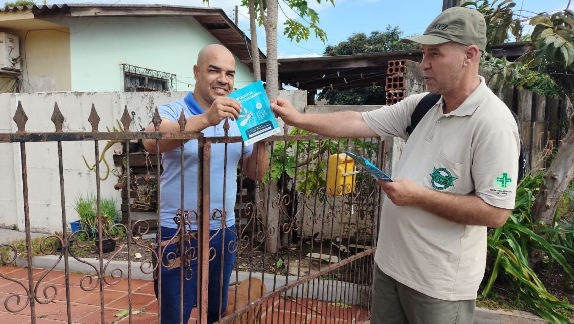 Para ampliar a divulgação das informações, cerca de sete mil panfletos informativos e 40 cartazes institucionais produzidos pela Wolbito Brasil estão sendo distribuídos nas escolas municipais. Foto: divulgação/PMFI