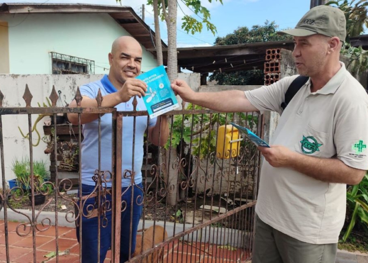 Para ampliar a divulgação das informações, cerca de sete mil panfletos informativos e 40 cartazes institucionais produzidos pela Wolbito Brasil estão sendo distribuídos nas escolas municipais. Foto: divulgação/PMFI